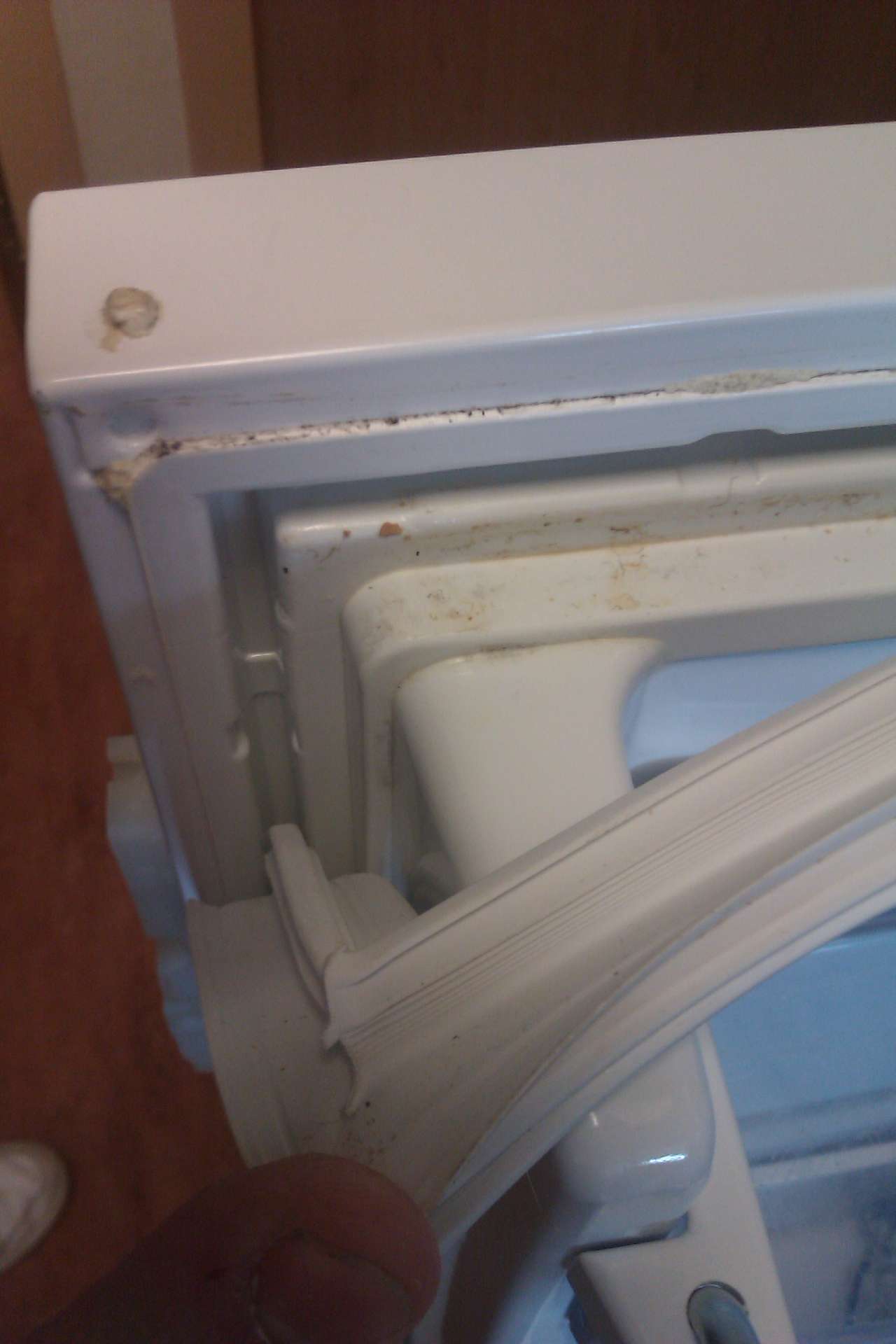 Dit rubber zit in een profiel op de koelkast deur bevestigd